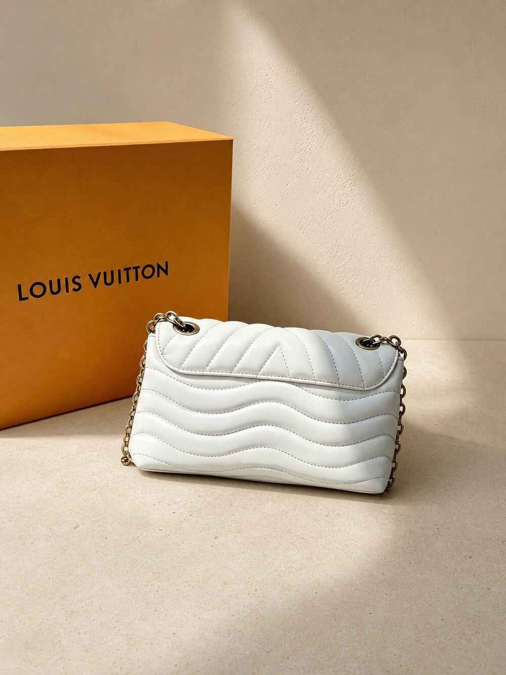 Louis Vuitton White Quilted New Wave Chain Shoulder Handbag - Picture 4 of 6